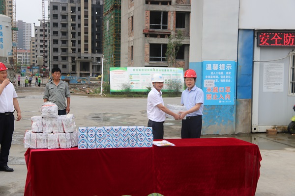 楊曉彬到徽鹽地產定遠、泗縣項目公司開展高溫慰問