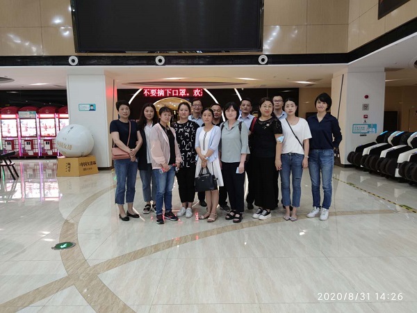 安徽鹽業(yè)地產集團公司機關第一、第二黨支部組織觀看愛國主義題材影片《八佰》