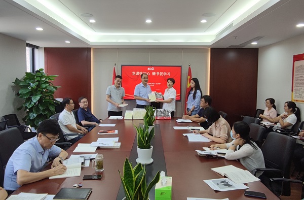 黨課銘初心，贈書促學(xué)習(xí)——徽鹽地產(chǎn)集團(tuán)機(jī)關(guān)第二黨支部推動黨史學(xué)習(xí)教育再升溫