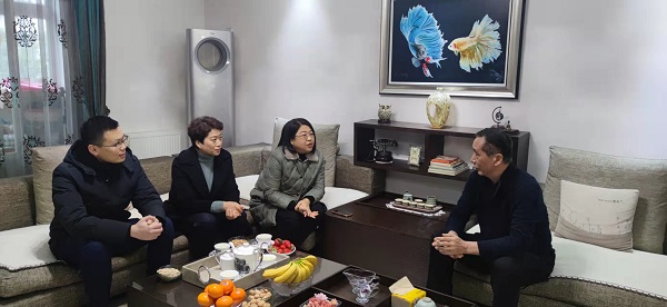 徽鹽地產(chǎn)集團(tuán)開(kāi)展春節(jié)送溫暖走訪(fǎng)慰問(wèn)活動(dòng)